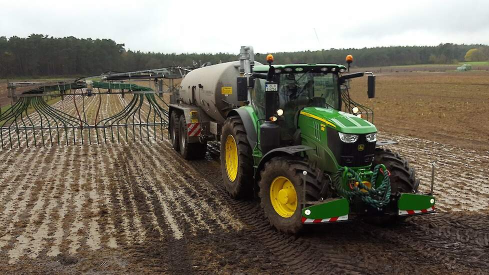 John Deere 6215R met Bruns giertank met AGRIbumper frontgewicht 1100kg Trekkerweb