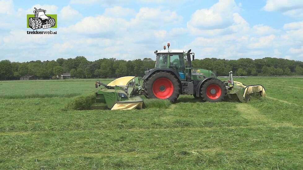Loonbedrijf van Boxmeer in eerste snede met Krone tripple maaier Trekkerweb