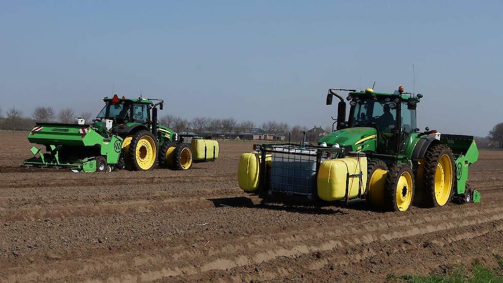 John Deere`s 7930 met Miedema CP42 T aardappelspoten bij Landgoed Scholtenszathe Trekkerweb