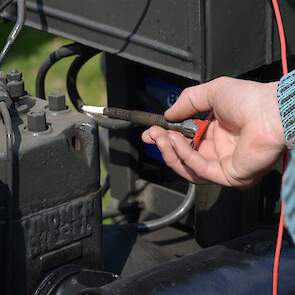 De Lindner Junior wordt voorgegloeid door een brandend lontje in de cilinder te steken.