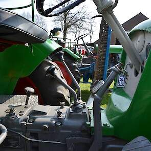 De BF35N had hoge en lage gearing en een aparte groep met vier versnellingen achteruit.