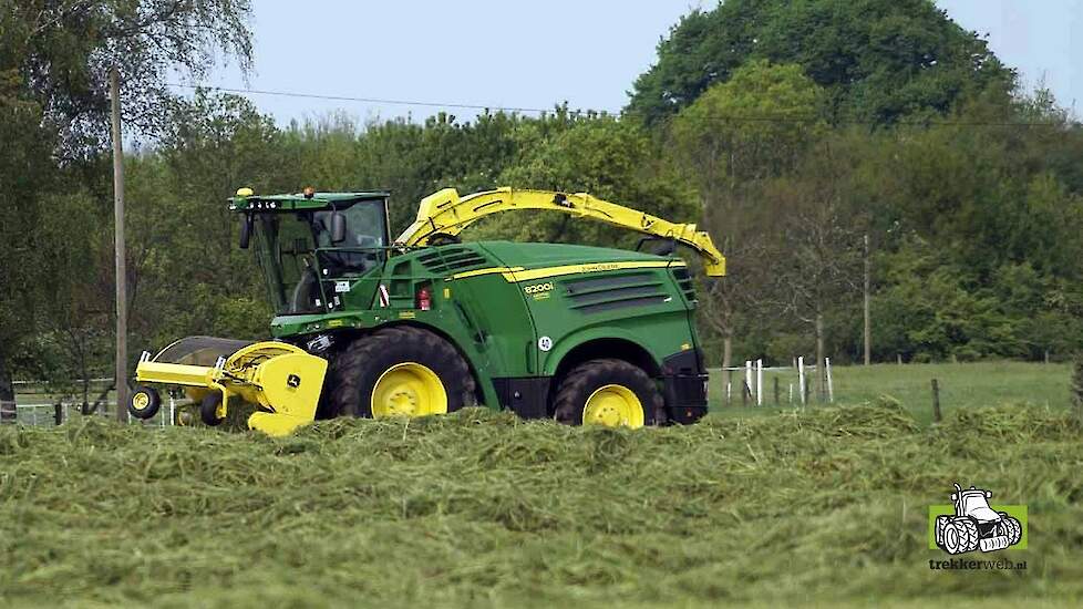 De nieuwe John Deere 8200i aan het grashakselen Trekkerweb Self-Propeld Forage Harvester
