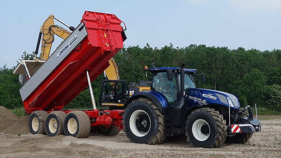 Case-IH Optum en New Holland HD zandbak bij TKD in Almere Playing in the sandpit Trekkerweb