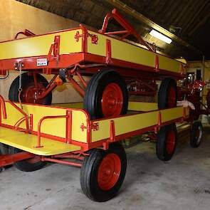 Deze twee gerestaureerde platte wagens van Miedema zijn van een vriend.