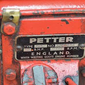 De Mebos werden voorzien van een 1 - of 2-cilinder Petter dieselmotor.