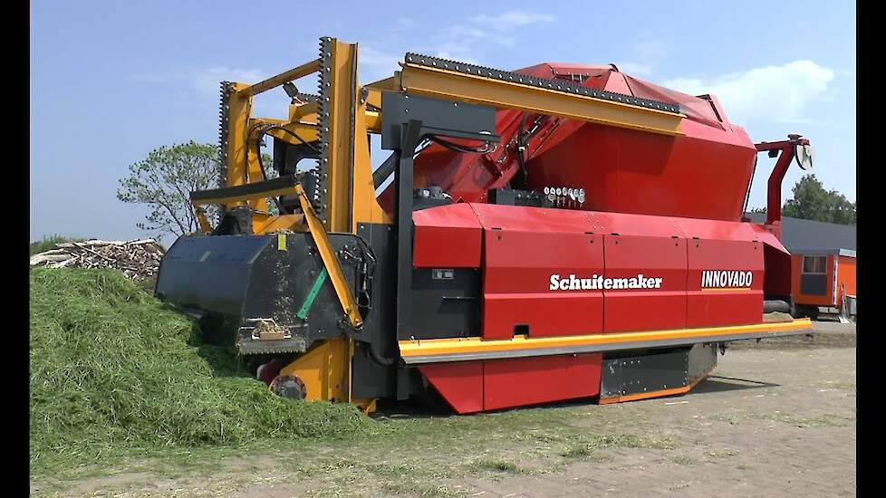 Schuitemaker Innovado voerrobot in de praktijk - www.melkvee.nl