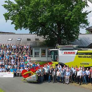 CLAAS celebrate their 50,000th LEXION: Shareholders, employees from Technical Development , Assembly and other involved departments in front of the jubilee machine.