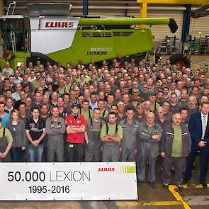 Many hands contribute to the success story of the LEXION. The entire Assembly team gathered around the 50,000th machine for the photo.