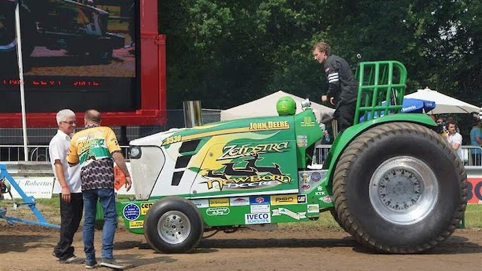 Eerste beelden van een zinderende Superstocks wedstrijd in Eext 2015 Trekkerweb