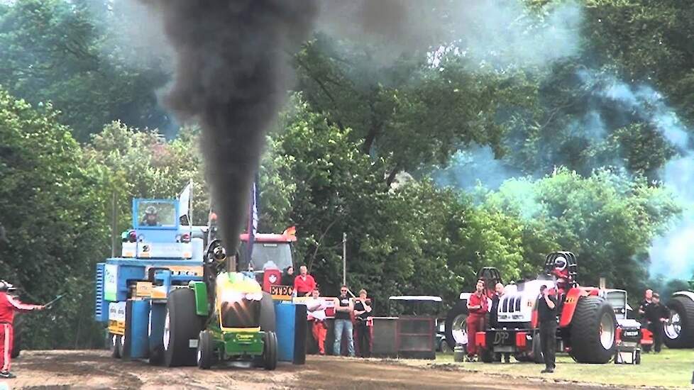 Donkere wolken bij Prostocks TP Eext Trekkerweb tractorpulling Grand national
