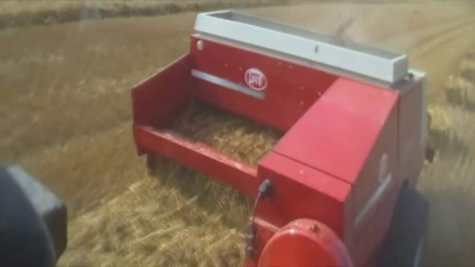 Fendt 308 Lsa met Lely AP730 aan het stro persen nabij oude bildtzijl