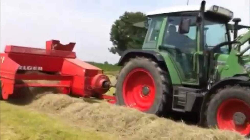 Fendt 308c en Welger ap 630 kleine baaltjes aan het persen in Maasbommel Trekkerweb