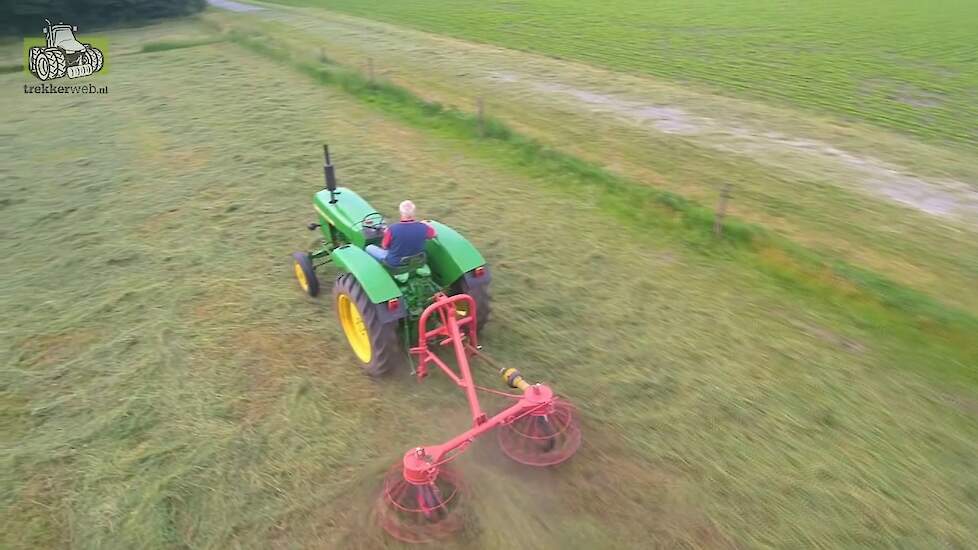Old school gras schudden met John Deere 510 en Vicon Strela Trekkerweb