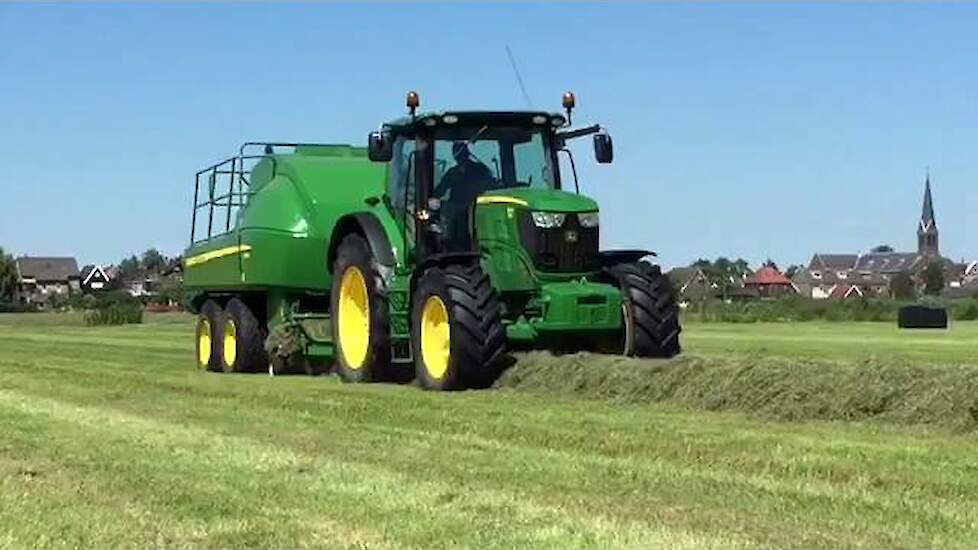 John Deere 6210R AP met een John Deere L1534 Trekkerweb