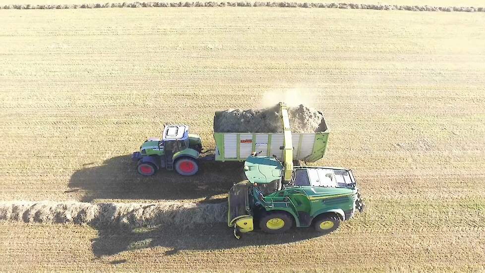 Grashakselen John Deere 8500i - De Covik Steenderen Trekkerweb spfh chopper