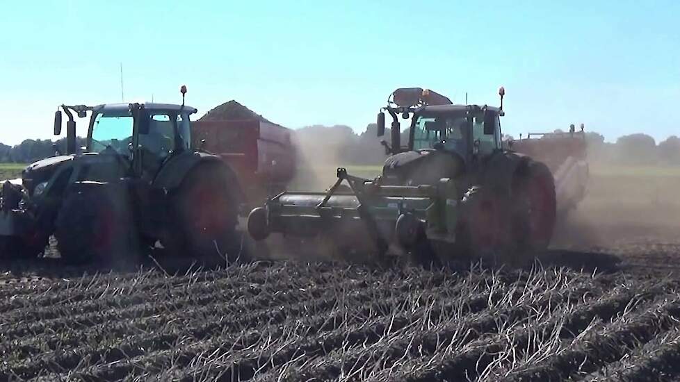 FENDT VARIO PLUS 720 -718 & DEWULF BECO SUPER 1600  POOT AARDAPELS ROOIEN
