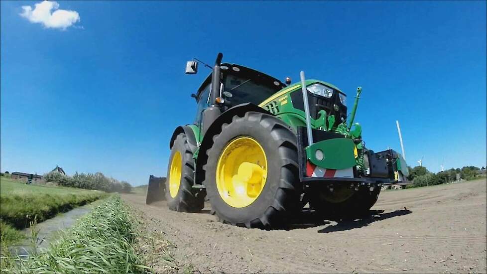 John Deere 6130R van fa. N.J.J. de Wit in Anna Paulowna heeft de eerste van Nederland! Trekkerweb
