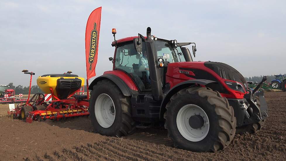 44 Grondbewerkings en zaaimachines in de stoppel in actie in Lathen Dld Trekkerweb