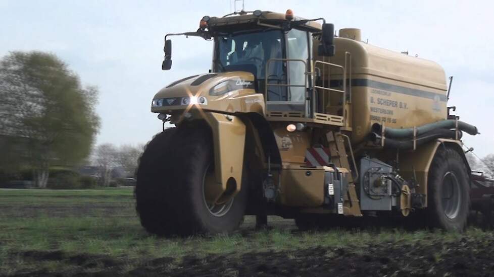 Loonbedrijf Be Scheper bv bouwlandinjecteren met Challenger TG 8333 CVT Trekkerweb