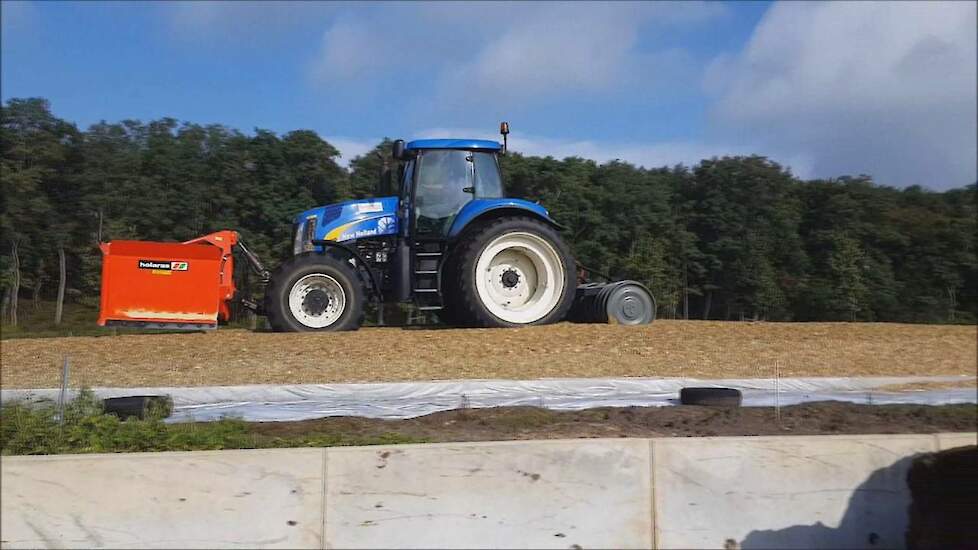 Armadis kuilverdichtingswals AS-300 op de maïsbult Trekkerweb