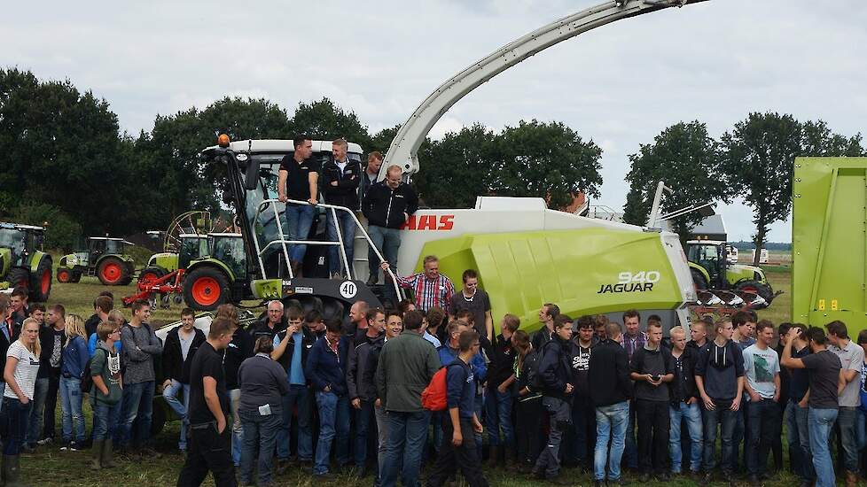 Leerlingen Terra krijgen praktijkonderwijs in Noordbroek Trekkerweb Claas