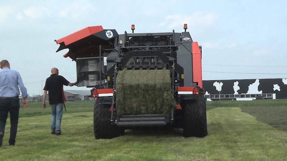De Kuhn LSB 1270 grootpakpers bij de Graslandvakdag op de Dairy Campus Trekkerweb