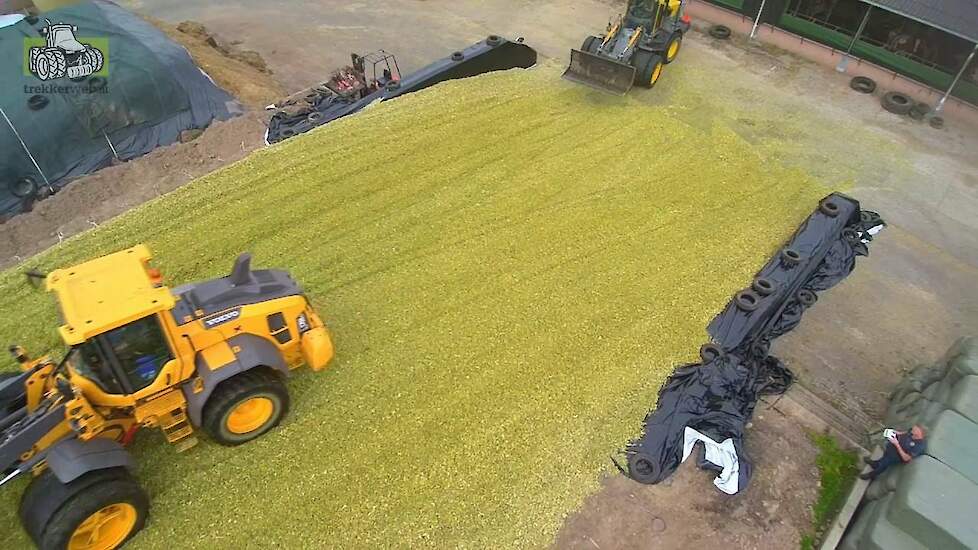 Volvo en Werklust maïsbult aanrijden bij Loonbedrijf Hartlief-Lammers B.V. Trekkerweb