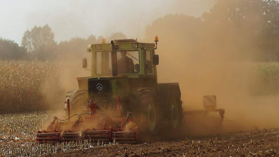 MB-Trac 1400 maïsstoppel bewerken met  Knoche Trekkerweb