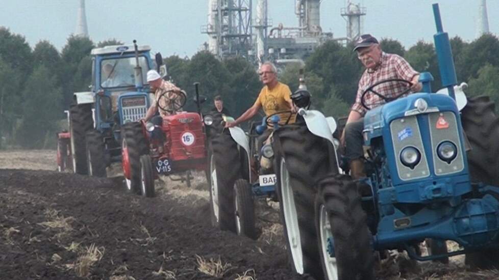 Graan stoppel ploegen met Oldtimerclub Barger-Oosterveld Trekkerweb