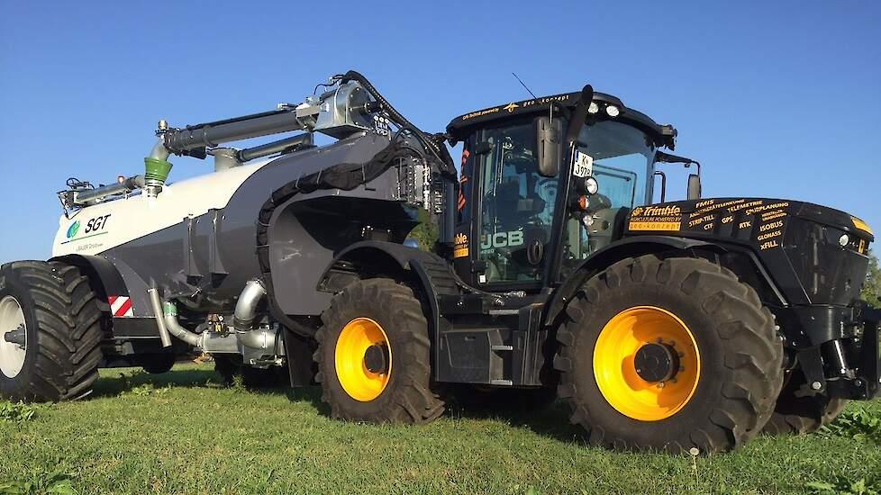 Wereld primeur op ZLF van SGT / BAUER en JCB fastrac Trekkerweb bierfeest munchen