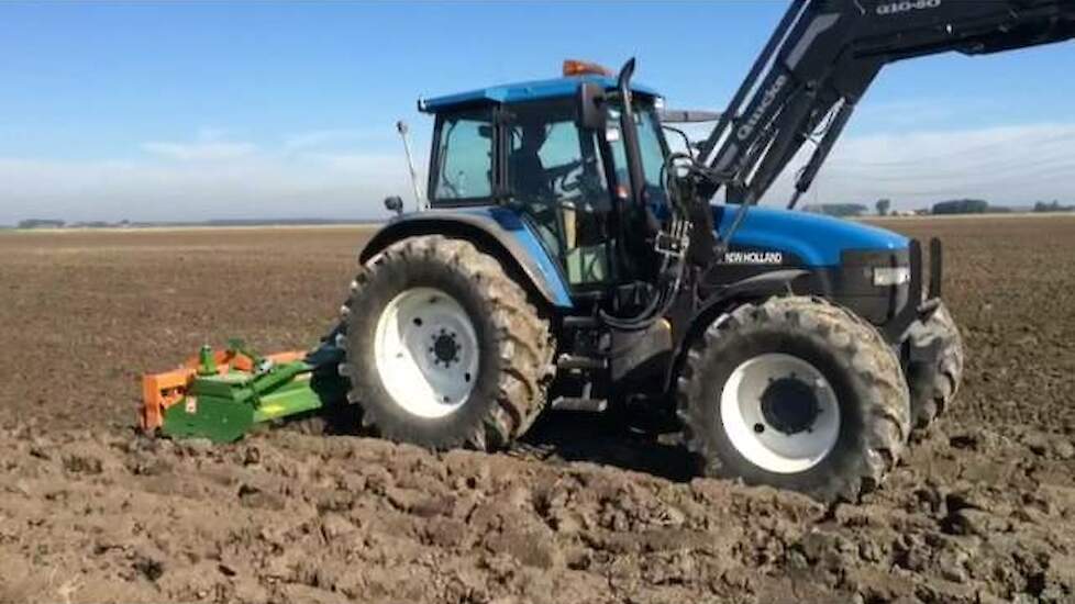 8 meter zware klei bewerken met New Holland en Amazone