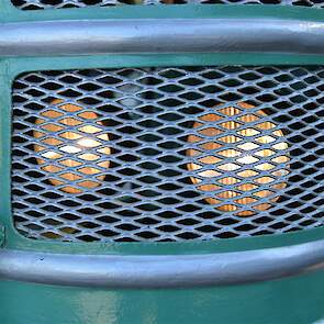 Bij de groene Kramer zitten de koplampen achter de grille van de motorkap.