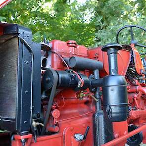 Onder de motorkap van de KW160 valt meteen de grote radiator op.