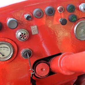 Het dashboard van de KW160 met links de onontbeerlijke motortemperatuurmeter.