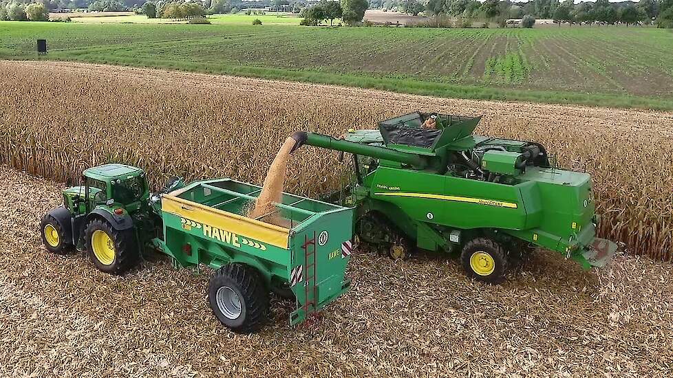 Korrelmaïs dorsen met John Deere T660i John Deere 608C maïsvoorzetstuk corn ccm Trekkerweb