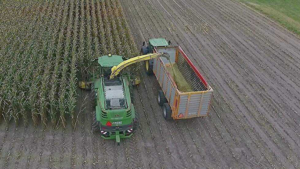 John Deere 8300i van Gebr Freriks uit Heelweg in de snijmaïs Trekkerweb