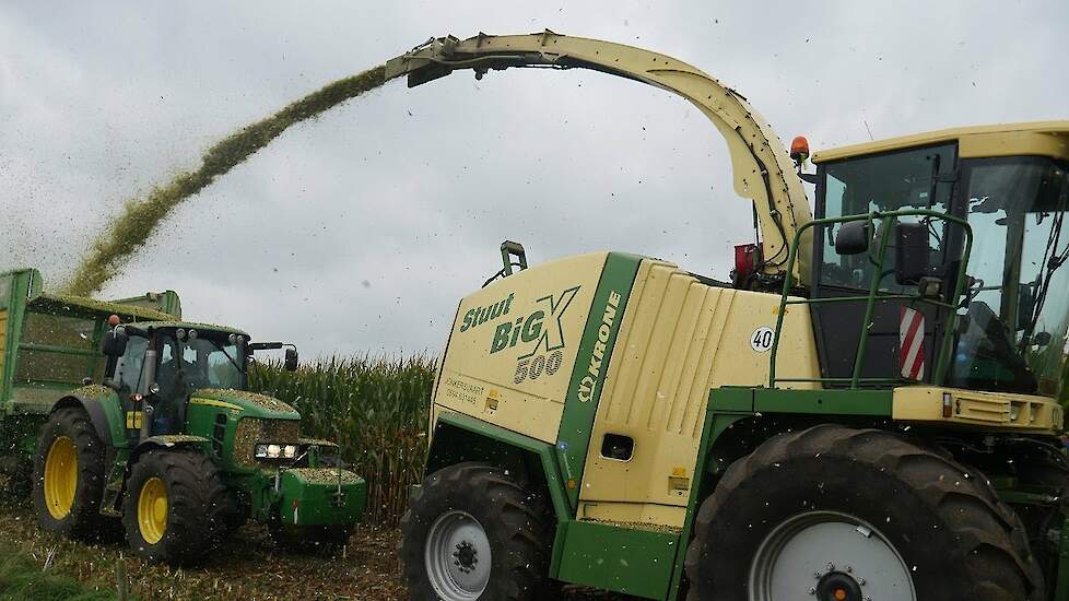 Loonbedrijf Stuut met twee maal KRONE BiG X 500 in de mais Trekkerweb