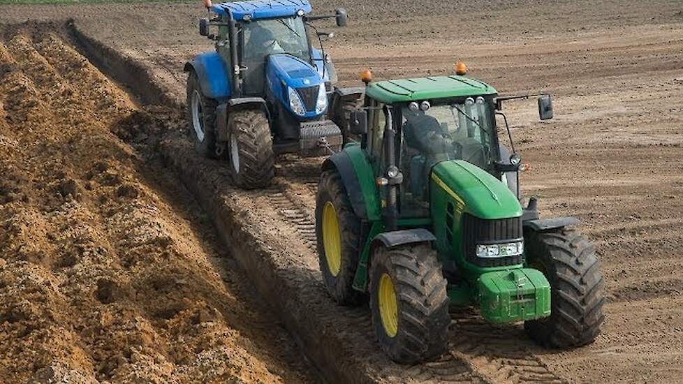John Deere en New Holland samen diepploegen loonbedrijf Markvoort