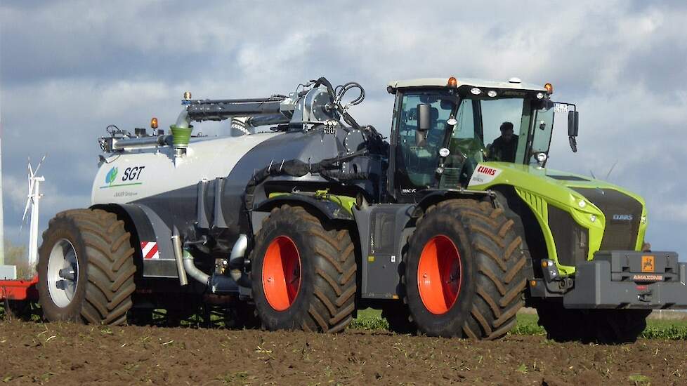 SGT nu ook met &eacute;&eacute;n asser zwanenhals voor Claas Xerion