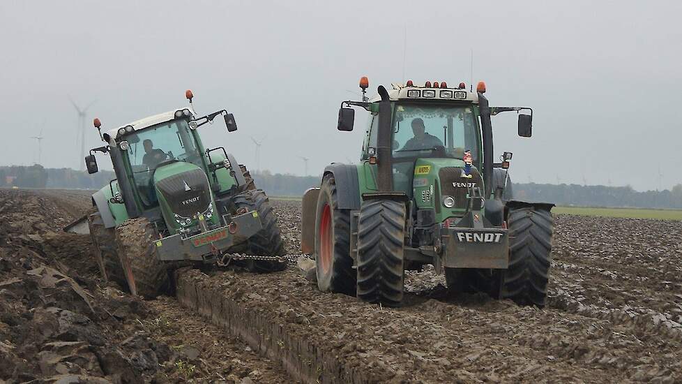 Fendt 930 Vario en Fendt 820 Vario diepploegen Van Werven uit Oldebroek Biddinghuizen Trekkerweb