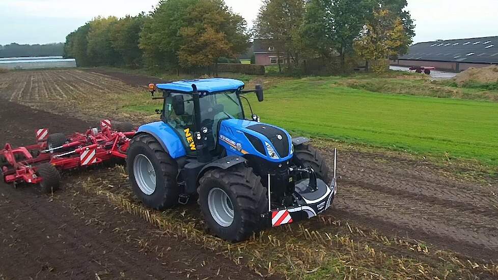 New New Holland T7.230 Tier 4B met Horsch Joker 6 RT in de ma&iuml;sstoppel Trekkerweb
