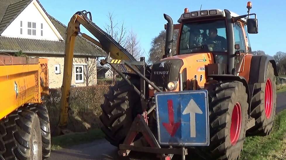 FENDT VARIO 712 MET HEMOS MAAIKORF & JOHN DEERE 6230 VEENHUIS DUMPER