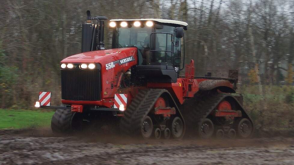 Testdrive Versatile 550 DeltaTrack rupstrekker 550 HP 40km/h playing in the mud