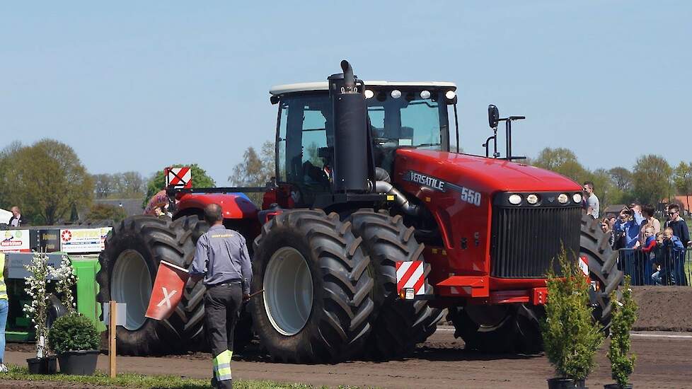 Zwaar geschut met Versatile 550 kniktrekker bij Trekkertrek Den Velde 2016 Trekkerweb