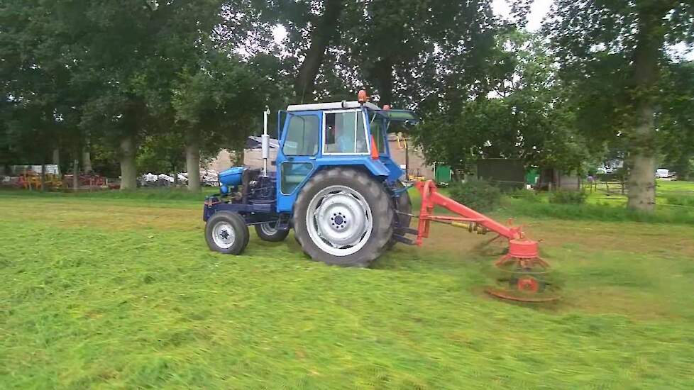 Tweede snee gras schudden met Leyland 272 Synchro en Vicon Strela Trekkerweb