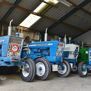 De vier Fords in de schuur met vooraan de Ford 4000 die Jan nog wil restaureren.