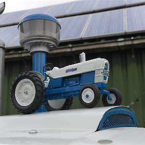 De met veel moeite op internet gevonden modeltrekker van een Ford 6000. Net als de echte Ford moest ook de speelgoedtrekker helemaal gerestaureerd worden om hem weer toonbaar te maken.