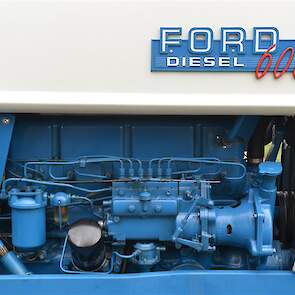 De werkplek van de Ford 6000. Links aan het dashboard de gashendel, rechts die van de bediening van de Select-O-Speed.