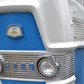 Het front van de Ford 6000 vormt de overgang van het tijdperk van de ronde naar de vierkante neuzen, die alle Ford-trekkers vanaf de 1000-serie kregen.