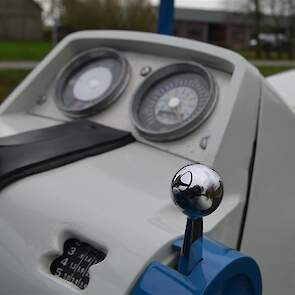 De bedieningshendel van de Select-O-Speed met daarnaast het mechanische display, waarop de gekozen versnelling kan worden afgelezen. De bak heeft tien versnellingen vooruit en twee achteruit.